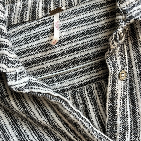 Free People Lust For Life Crop Top Sz S Twist Front Stripe Black White EUC - Picture 12 of 16